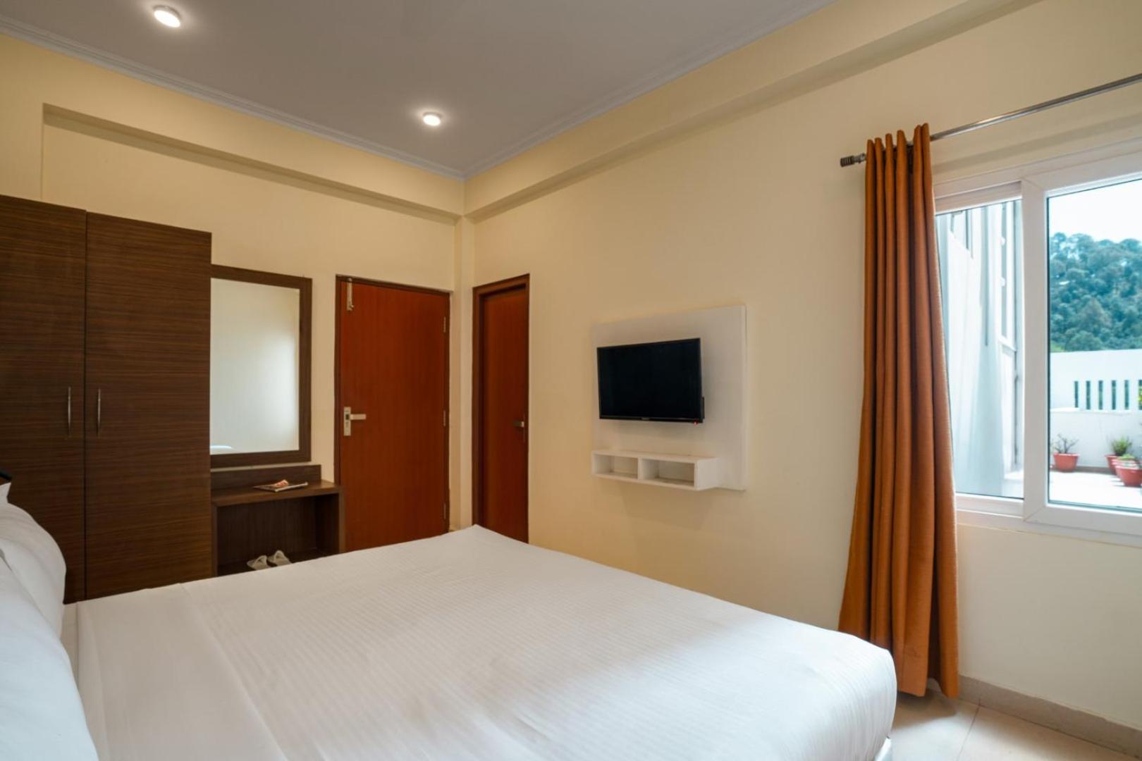 Clarks Bhowali, Hotel